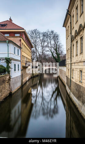 Praga - Certovka fiume. Canale tra isola di Kampa e Mala strana in Repubblica Ceca Foto Stock