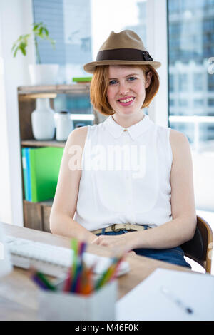 Sorridente hipster business donna che indossa un trilby Foto Stock