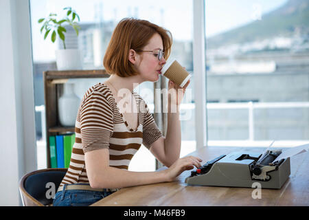 Hipster business donna bevendo una tazza di caffè Foto Stock