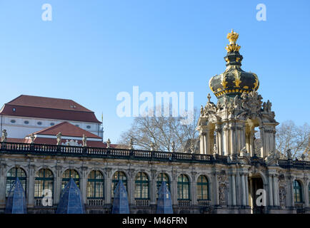 Vista di sud-est della galleria della collezione di porcellana e corona Gate (Kronentor), il barocco torre arcuata di ingresso principale di Zwinger, Dresda, Saxon Foto Stock