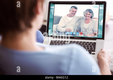 Immagine composita della donna incinta usando il suo computer portatile Foto Stock