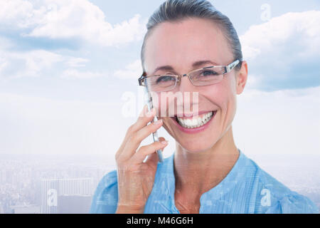 Immagine composita di sorridere imprenditrice avente una chiamata telefonica Foto Stock