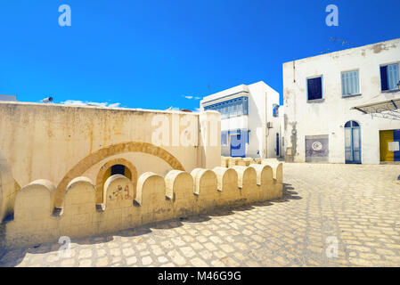 Scena di strada con la parte di parete di fortezza e di case bianche a Sousse. La Tunisia, Nord Africa Foto Stock