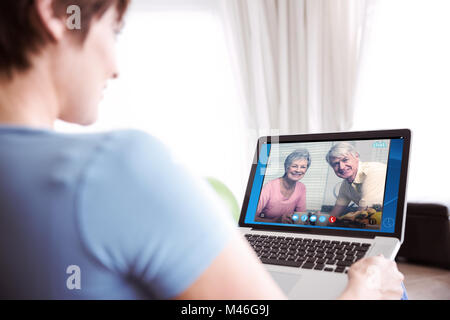 Immagine composita della donna incinta usando il suo computer portatile Foto Stock