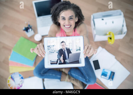 Immagine composita di happy businessman offrendo la sua mano Foto Stock