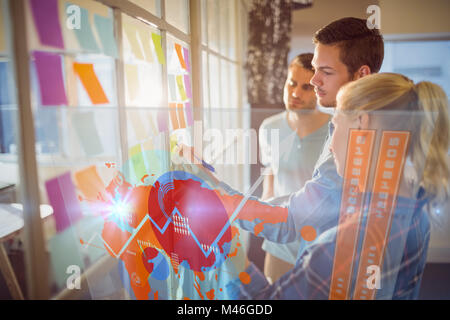 Immagine composita di interfaccia futuristico con la mappa del mondo Foto Stock