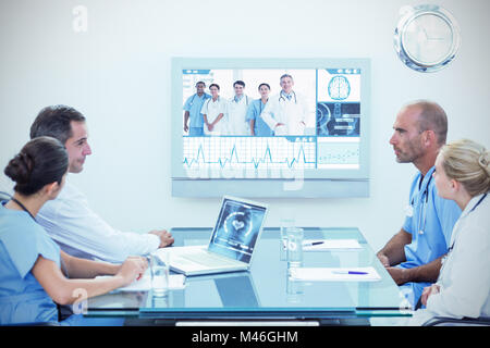 Immagine composita del team di medici aventi una riunione Foto Stock