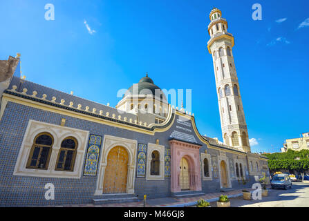 Facciata e alta torre minareto della moschea di Nabeul. La Tunisia, Nord Africa Foto Stock