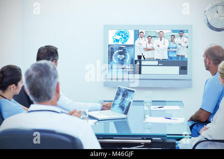 Immagine composita del team di medici aventi una riunione Foto Stock