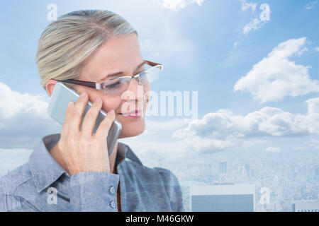 Immagine composita di imprenditrice avente una chiamata telefonica Foto Stock