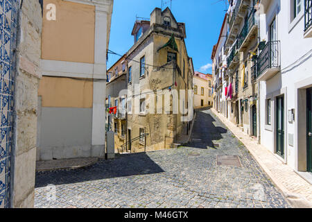 Small Alley nel quartiere di Alfama a Lisbona, Portogallo Foto Stock