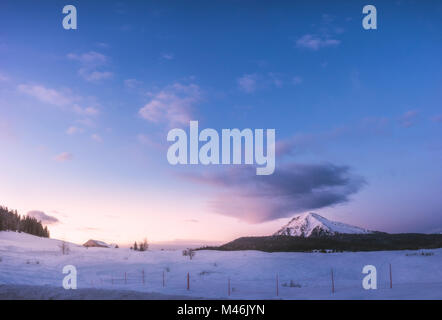 Passo Lavazè Pass, Provincia di Trento, Trentino Alto Adige, Italia. Sunrise a Passo Lavazè Pass, sullo sfondo il Corno Bianco montagna. Foto Stock