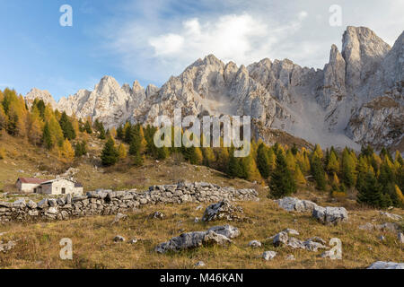 Un chalet sulla strada ai Campelli di Schilpario e il Cimone della Bagozza, Schilpario, Val di Scalve, distretto di Bergamo, Lombardia, Italia, Sud dell'UE Foto Stock