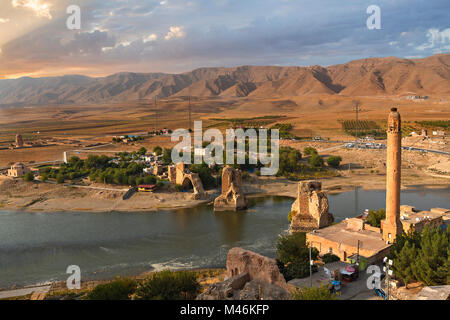 Resti della città antica di Hasankeyf sul fiume Tigri, in Hasankeyf, Turchia. Foto Stock