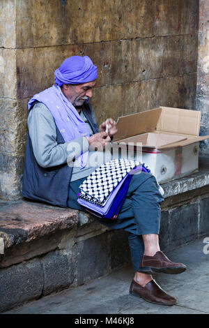 Locali di rotolamento uomo la sua sigaretta, in Sanliurfa, Turchia. Foto Stock