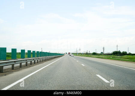 Krasnodar, Russia - 1 Giugno 2017: una pista, auto stanno guidando lungo la strada. Foto Stock