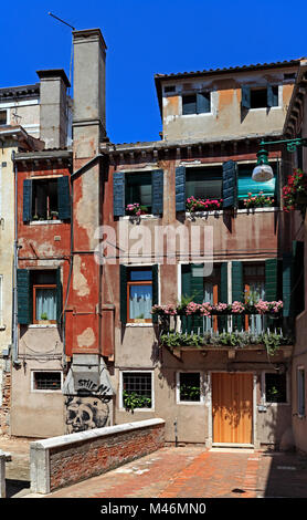 Venezia, Veneto / Italia - 2012/07/05: Venezia centro città - strade e tenement case del quartiere di San Marco Foto Stock