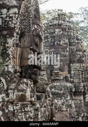 Facce di pietra di Avalokiteshvara al tempio Bayon, Angkor Thom, Cambogia Foto Stock