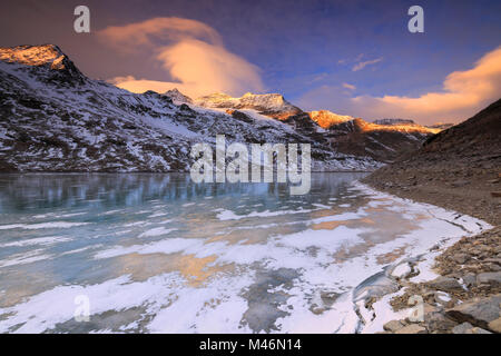 Sunrise sulla congelati Lago Bianco(lago bianco), del Bernina, Engadina, Grigioni, Svizzera. Foto Stock