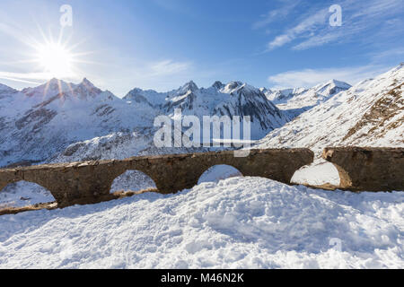 Vista del lago Morasco e diga dalla strada al Maria Luisa rifugio e l'alta val Formazza. Riale frazione, Formazza, Valle Formazza, Verbano Foto Stock