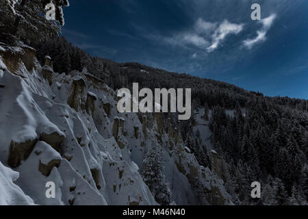 Perca/Perca, provincia di Bolzano, Alto Adige, Italia, Europa. Luna piena notte presso le Piramidi di terra Foto Stock