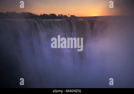 Lo Zimbabwe. Vicino a Victoria Falls. La Victoria Falls. Sunrise. Unesco World Heritage Site. Foto Stock