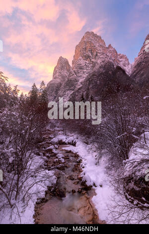 San Lucano valle, il fiume Tegnas e Pale di San Lucano montagna in inverno al tramonto, Taibon Agordino, Belluno, Veneto, Italia Foto Stock