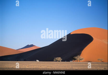 La Namibia. Deserto del Namib. Sossusvlei. Dune di sabbia numero 45. Di fronte auto 4x4. Foto Stock