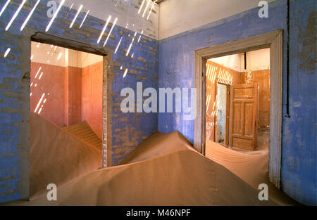 La Namibia. Deserto del Namib. Luderitz. Tedesco case coloniali. Città fantasma Kolmanskop. Ex tedesco diamand cittadina mineraria. Foto Stock