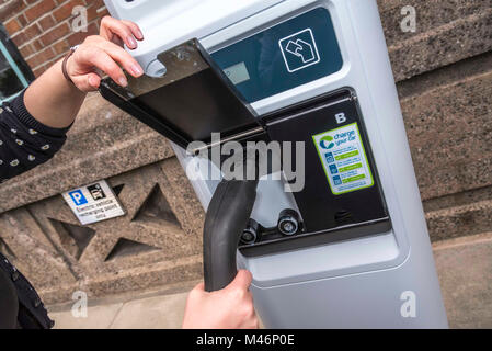 Un Recarge EV veicolo elettrico punto di carica. Foto Stock