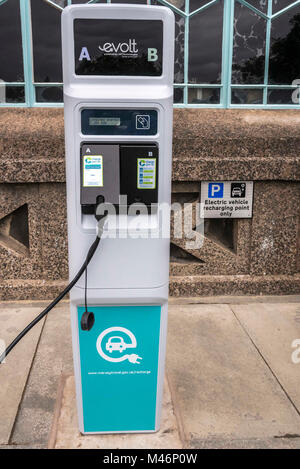 Un Recarge EV veicolo elettrico punto di carica. Foto Stock