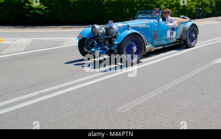 Guidizzolo, Italia. 21st, Maggio, 2017. Equipaggio composto da Karel LA TEN CATE E Paolo la Ten Cate dai Paesi Bassi con il loro modello auto, ASTON MARTIN LE MANS 193 Foto Stock