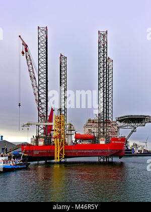 GMS Endeavour 6102 semoventi Jack up barge per la costruzione e manutenzione e installazione Foto Stock