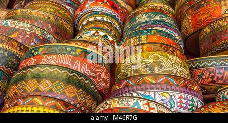 Vista ravvicinata di dipinti colorati vasi di ceramica, souvenir turistici in vendita presso il locale mercato di Pisac, regione di Cusco Peru, Sud America. Foto Stock