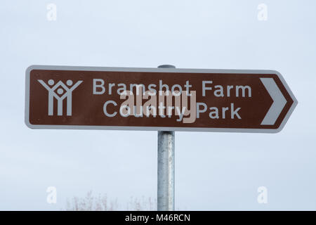 Cartello per Bramshot Agriturismo Country Park vicino a Fleet in Hampshire, Regno Unito Foto Stock