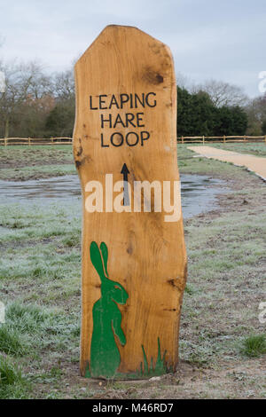 Cartello in legno per un sentiero a piedi intorno Bramshot Agriturismo Country Park vicino a Fleet in Hampshire, Regno Unito, un sito di alternativa Greenspace naturale (SANG) Foto Stock