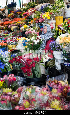 Sud Africa Cape Town Cape Malay venditore di fiori Adderley Street Il Mercato dei Fiori Foto Stock