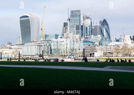 City of London visto da Potter i campi sulla riva sud del Tamigi. Foto Stock