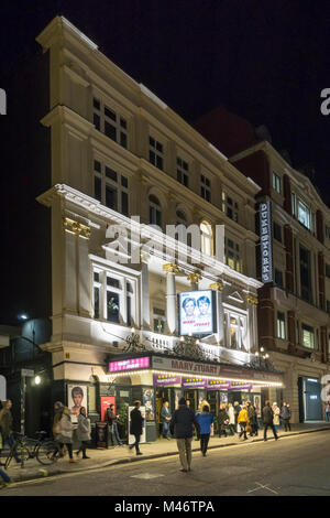 Theatergoers arrivando al Duke of York's Theatre di St Martin's Lane per vedere una performance di Maria Stuart. Foto Stock