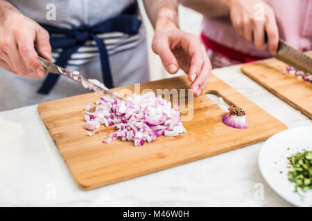 Abilità di trinciatura in cucina. Foto Stock