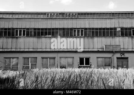 Una fabbrica abbandonata nei pressi di una città è in attesa per gli esploratori. Foto Stock