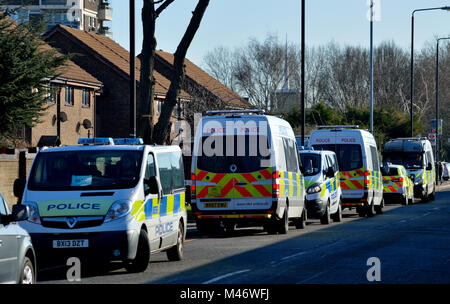 Londra, UK, 12 febbraio 2018 la Metropolitan Police risposta alla II Guerra Mondiale bombe inesplose incidente al London City Airport in London Royal Docks Cr Foto Stock