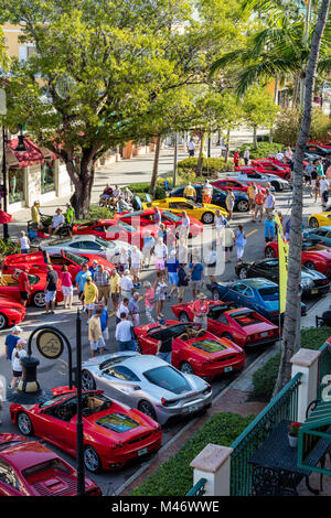 Righe di Ferraris lungo la Quinta Avenue a 'automobili su 5th' autoshow, Naples, Florida, Stati Uniti d'America Foto Stock