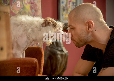 Amore tra un uomo e il suo cane Foto Stock