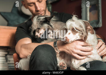 Amore tra un uomo e il suo cane Foto Stock