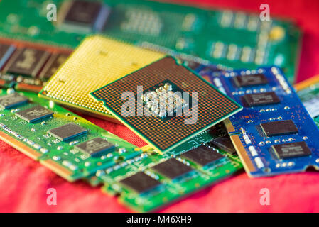 Due diversi tipi di cpu su pile di schede di memoria. Foto Stock