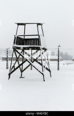 Auschwitz, Piccola Polonia / Polonia - Feb 04 2018: Auschwitz Birkenau, campo di lavoro e sterminio nazista, torre di avvistamento. Foto Stock