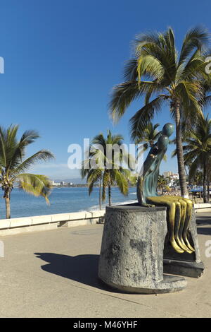 "Nostalgia" dall artista messicano Ramiz Barquet è stato uno dei primi pezzi di arte pubblica collocati su Puerto Vallarta, Messico malecon in 1984. Foto Stock