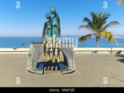 "Nostalgia" dall artista messicano Ramiz Barquet è stato uno dei primi pezzi di arte pubblica collocati su Puerto Vallarta, Messico malecon in 1984. Foto Stock