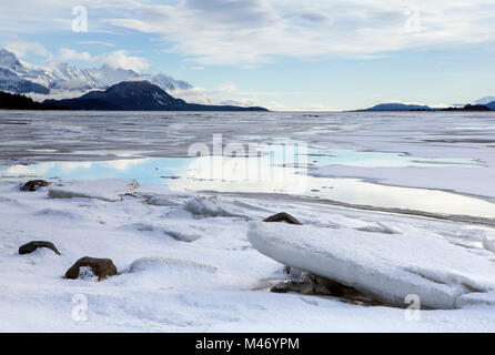 La fusione Chilkat fiume vicino a Haines, Alaska con cielo blu e nuvole riflettono in piscine di acqua. Foto Stock